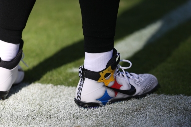 BALTIMORE, MD - NOVEMBER 04: Quarterback Ben Roethlisberger #7 of the Pittsburgh Steelers wears cleats in response to last months mass shooting in Pittsburgh prior to the game against the Baltimore Ravens at M&T Bank Stadium on November 4, 2018 in Baltimore, Maryland. (Photo by Will Newton/Getty Images)